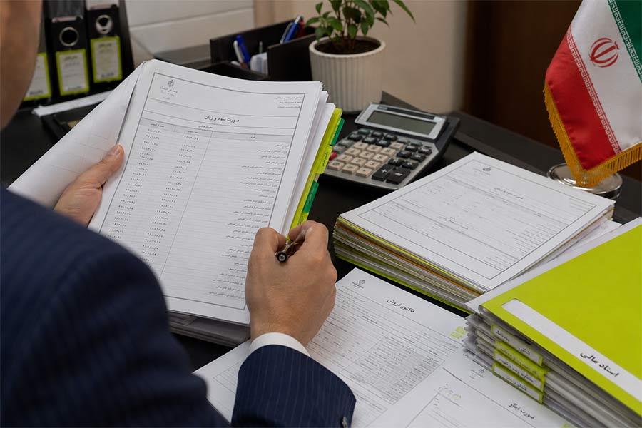 بررسی اسناد مالی شرکت توسط حسابرس