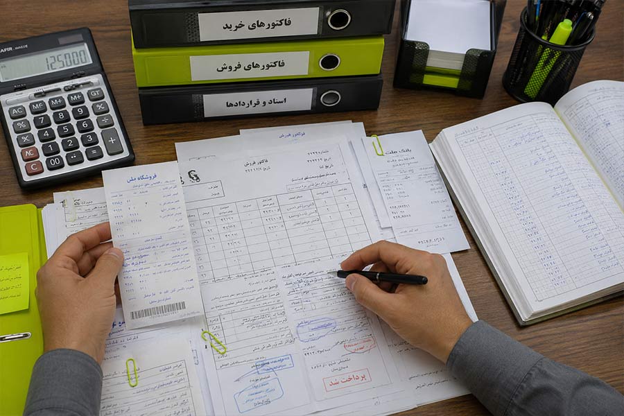 بررسی فاکتورها و اسناد برای ثبت در دفاتر قانونی